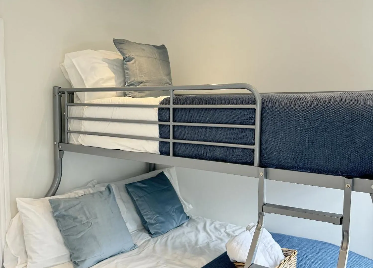 En-Suite Bedroom For Up To 4! Sofa Bed - Near Stratford London