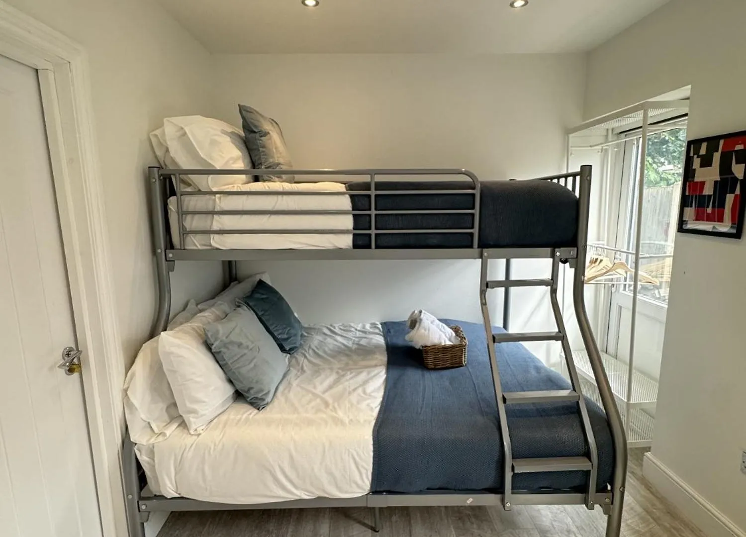 En-Suite Bedroom For Up To 4! Sofa Bed - Near Stratford London Guest house
