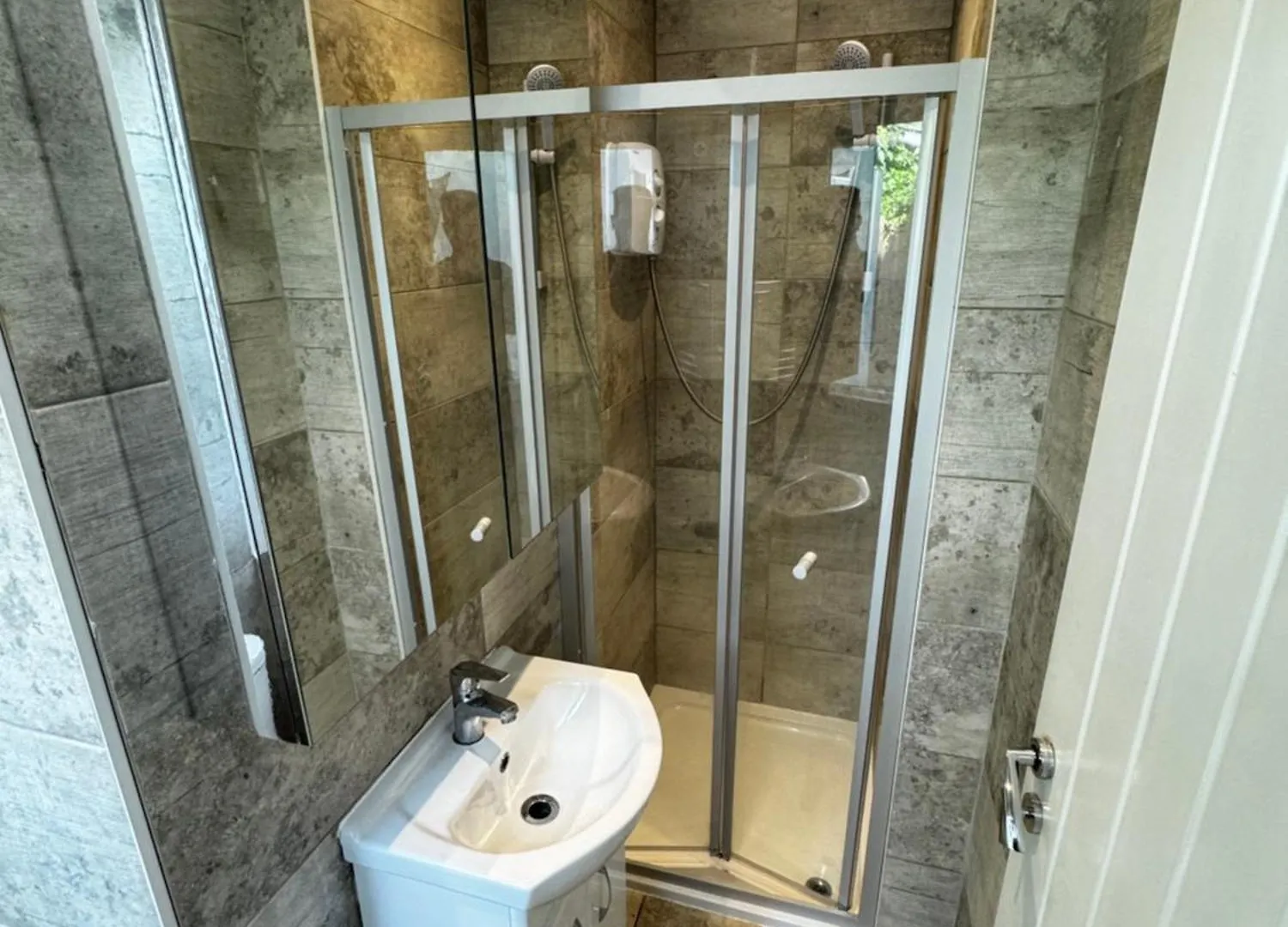 En-Suite Bedroom For Up To 4! Sofa Bed - Near Stratford London Guest house