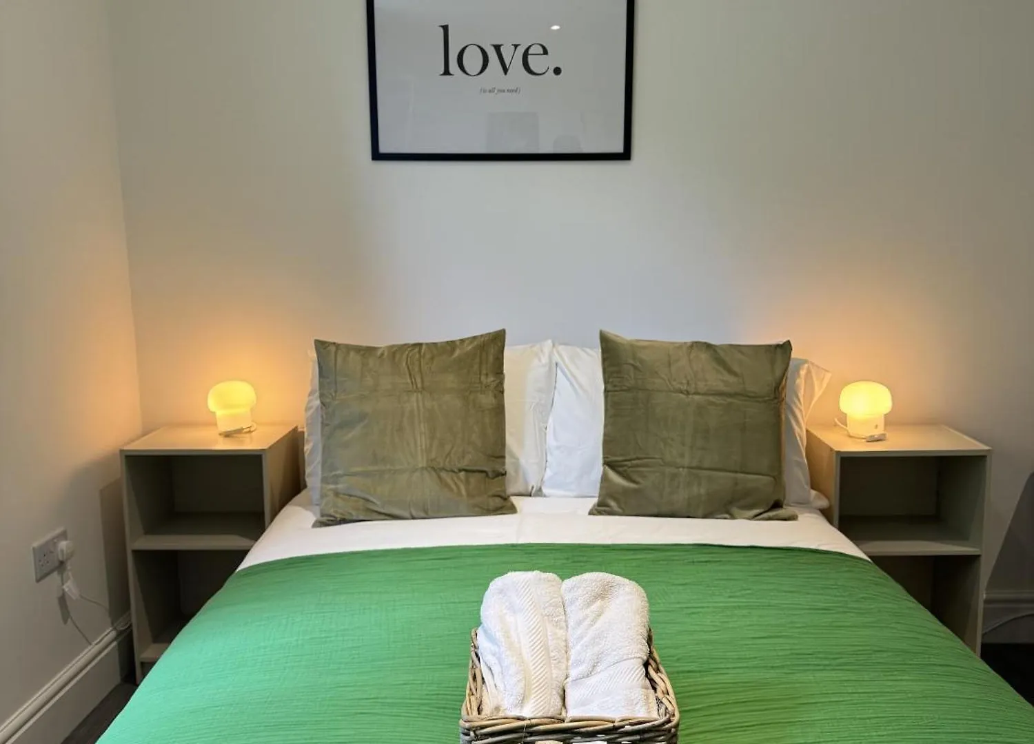En-Suite Bedroom For Up To 4! Sofa Bed - Near Stratford London Guest house